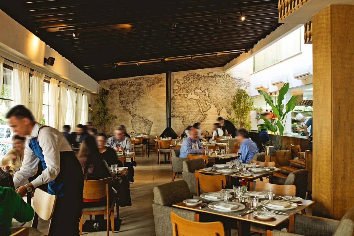 Salão do Mondo, com mesas preparadas e decoração contemporânea